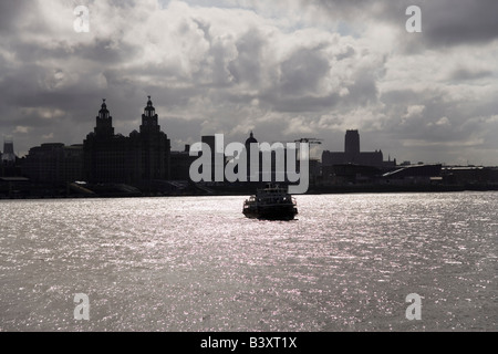 Il Traghetto Mersey Royal Iris avvicinando Seacombe piedi traghetto da Liverpool come una tempesta si avvicina Foto Stock