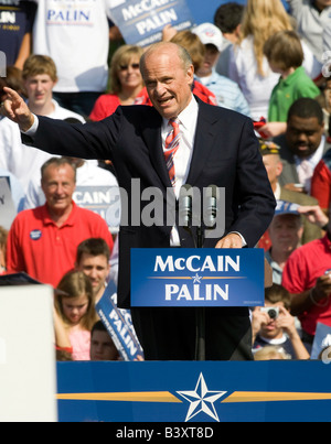 Ex Senatore Fred Thompson (R-TN) si riscalda la folla ad un McCain-Palin rally in Virginia. Foto Stock