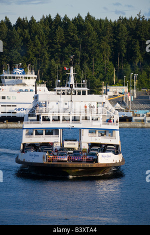 Mayne regina di Cumberland ferry boat lasciando Swartz Bay, l'isola di Vancouver, British Columbia, Canada Foto Stock