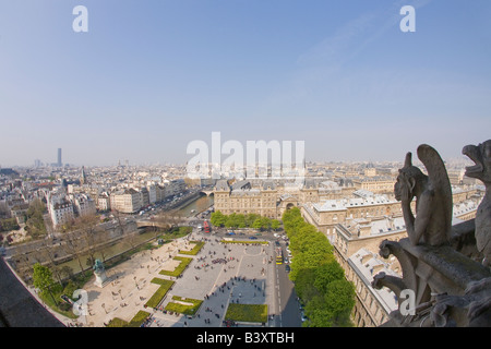 Vista di Parigi dalla galleria Chimera con mascheroni la cattedrale di Notre Dame nel sole primaverile Francia Europa UE Foto Stock