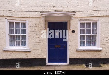 Blu porta anteriore con telaio bianco e portico di bungalow a schiera a Ludlow Shropshire England Regno Unito Foto Stock