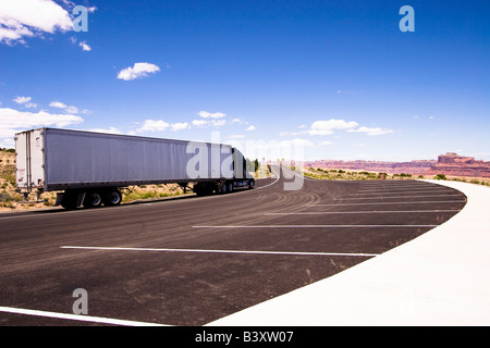 Un grande-rig parcheggiata in un'area di visione in Utah vicino alla Interstate 70 (I-70). Foto Stock