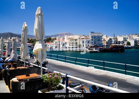 Taverna e il porto di Aghios Nikolaos Creta Grecia Foto Stock