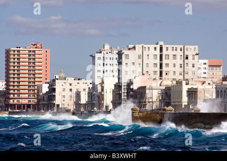 Onde schiacciamento sul Melacon. L'Avana. Cuba. Foto Stock