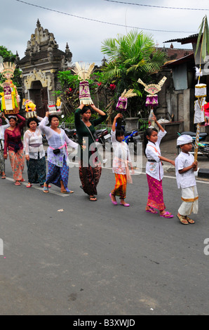 Le donne che trasportano offerte al tempio Festival (Odalan),mengwi, Bali, Indonesia Foto Stock