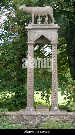 Un monumento sul ciglio della strada vicino a Wells Somerset REGNO UNITO mostra Romolo e Remo di essere allattati dalla lupa Foto Stock