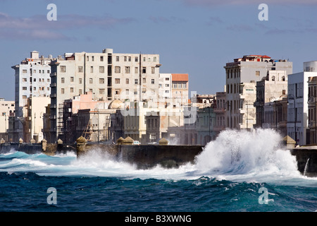 Onde schiacciamento sul Melacon. L'Avana. Cuba. Foto Stock