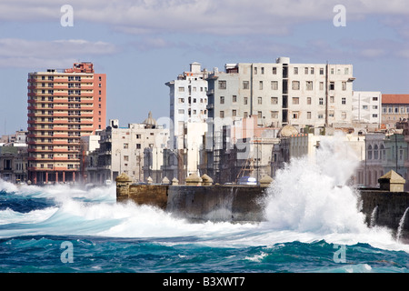 Onde schiacciamento sul Melacon. L'Avana. Cuba. Foto Stock