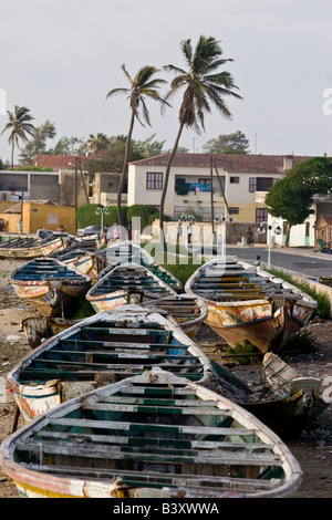 Barche in bocca del fiume Senegal, St Louis (Saint-Louis) Ndar , il Senegal. Foto Stock