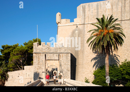 Cancello Ploce per la città vecchia di Dubrovnik, la Repubblica di Croazia, Europa orientale Foto Stock