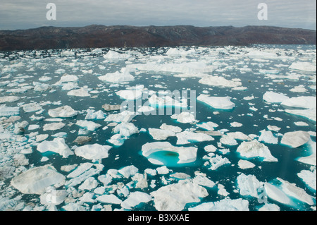 La Groenlandia, Illulissat, (Jakobshavn) antenna di iceberg lungo il bordo del fiordo, Disko Bay, estate Foto Stock