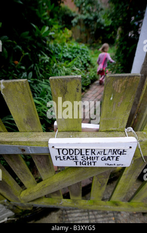 I bambini piccoli a grandi - una casa fatta firmare pende dal cancello del giardino di un occupato casa di famiglia. Foto da Jim Holden. Foto Stock