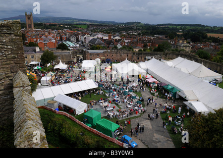 Vista guardando verso il basso sulla Ludlow Food Festival dalle mura del castello nello Shropshire, Regno Unito Foto Stock