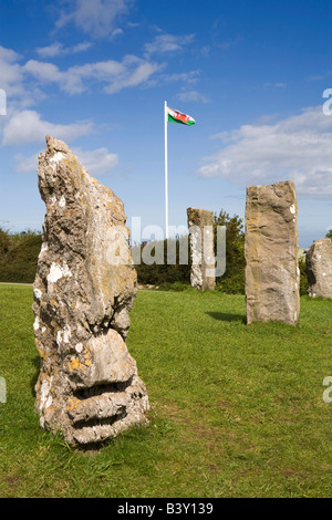 Regno Unito Galles Clwyd Colwyn Bay Welsh Mountain Zoo bandiera nazionale sorvolano Gorsedd pietre Foto Stock