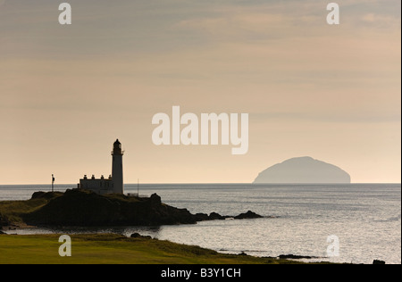 Faro a Turnberry Ayrshire in Scozia con una vista attraverso il Firth of Clyde di Ailsa Craig isola, Ayrshire, Regno Unito Foto Stock