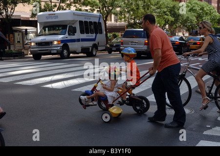 Biciclette e pedoni prendere per le strade di New York Estate strade evento Foto Stock