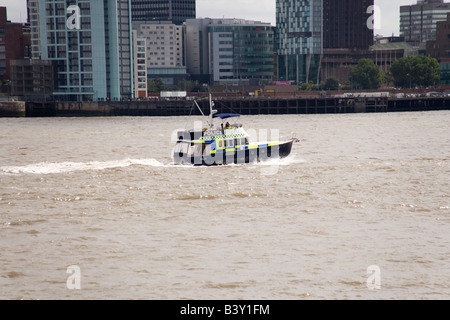 Barca di polizia sul Mersey River con Liverpool dietro prendendo parte alla Tall Ships Race e sfilata Foto Stock