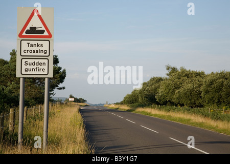 Segnale di avvertimento per serbatoi di incrocio e improvvisa spari sulla strada tra Lulworth e Wareham Dorset Inghilterra Foto Stock