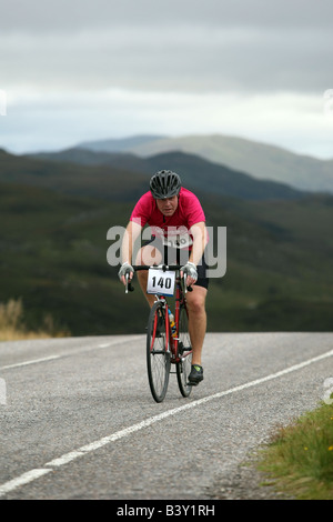 Ciclista competere nel primo Monster Duathlon sulla Great Glen modo attorno a Loch Ness, Highlands, Scotland, Regno Unito Foto Stock