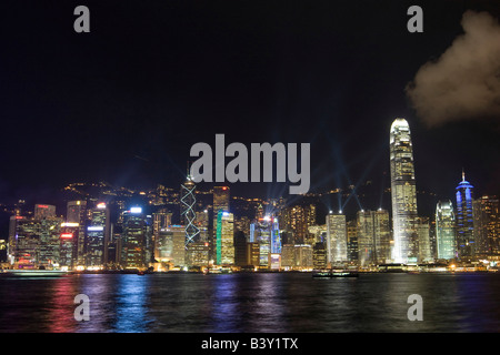 Vista dell'Isola di Hong Kong con luci della città di notte Foto Stock