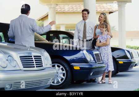 Famiglia shopping per automobile, un venditore descrive le funzioni, Miami Foto Stock