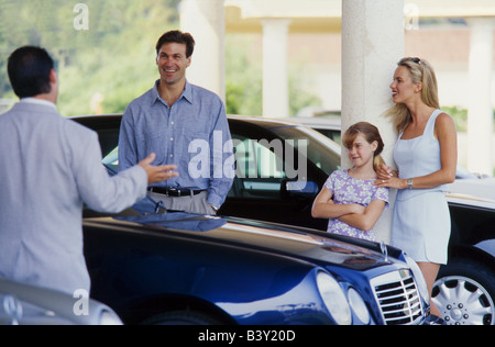 Famiglia shopping per automobile, un venditore descrive le funzioni, Miami Foto Stock