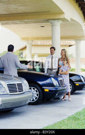 Famiglia shopping per automobile, un venditore descrive le funzioni, Miami Foto Stock