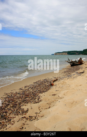 Pictured Rocks, onde sulla spiaggia dall'alto del lago Superior, Michigan, negli Stati Uniti, ad alta risoluzione verticale Foto Stock