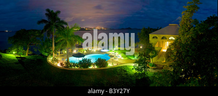 Night Shot della piscina in un lussuoso resort caraibico Foto Stock