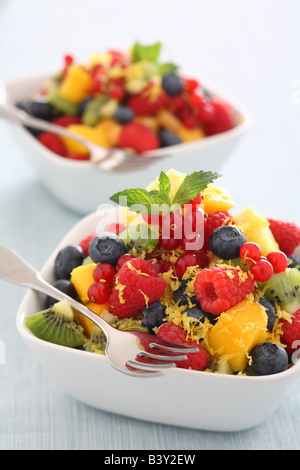 Insalata di frutta con lamponi freschi e mirtilli Foto Stock