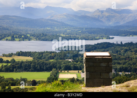 Vista panoramica su Lago di Windermere verso langdale dalla testa Orrest. Viewpoint e banco in primo piano. Foto Stock