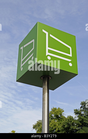 Carrello per supermercati parcheggio logo segno Waitrose Holloway Londra Inghilterra REGNO UNITO Foto Stock