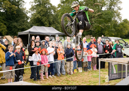 Il 7Stanes Mountain Bike Team di visualizzazione al castello di Drumlanrig mountain biker jumping parte tour della Gran Bretagna Scozia di intrattenimento Foto Stock