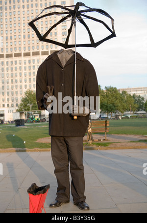 Statue umane l'uomo invisibile con nessun capo South Bank di Londra UK Europa Foto Stock