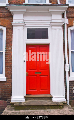 Rosso sei sul pannello della porta anteriore con colonne bianche e lucernario vetrato di townhouse a Ludlow Shropshire England Regno Unito Foto Stock