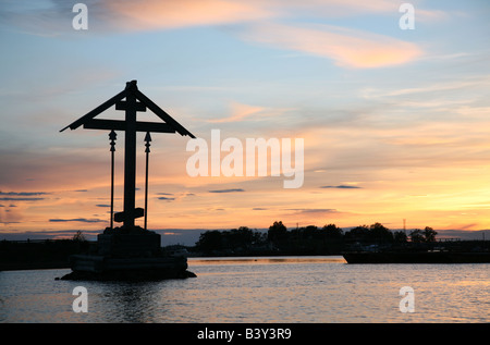 Croce di legno nella prosperità Bay di fronte al monastero di Solovetsky sulle isole Solovetsky nel Mar Bianco, Russia Foto Stock