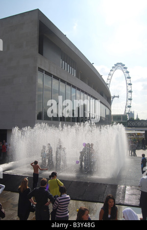 Fontane fontana bambini che giocano London Southbank Thames festival 2008 Foto Stock