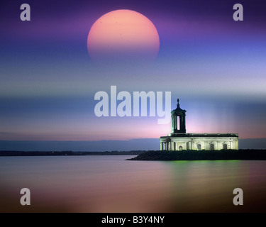 GB - LEICESTERSHIRE: Tramonto sul Normanton Chiesa a Rutland acqua Foto Stock