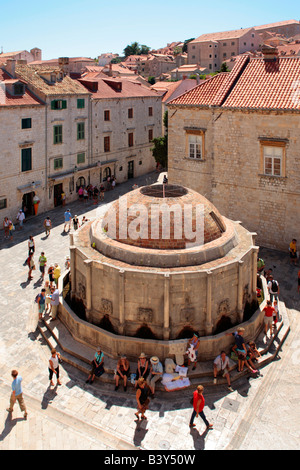 Grande Onofrio la fontana e il monastero francescano accanto al muro della città nella città vecchia di Dubrovnik Foto Stock