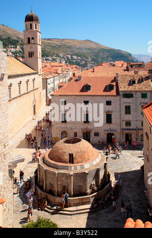 Grande Onofrio la fontana e il monastero francescano accanto al muro della città nella città vecchia di Dubrovnik Foto Stock