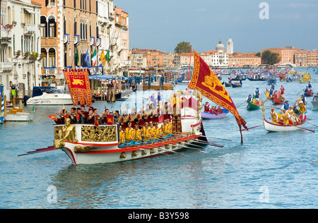 Imbarcazioni decorate sul Canal Grande a Venezia per la Regata Storica che ha luogo ogni settembre Foto Stock