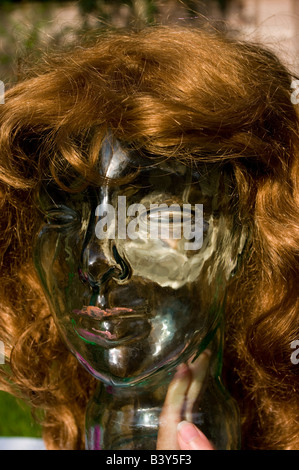 Testa di vetro con auburn wig Foto Stock