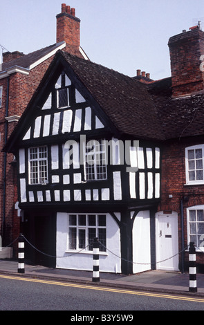 Bianco e nero Tudor Cottage, Gallese fila, Nantwich, Cheshire, Inghilterra, Gran Bretagna, Regno Unito, Europa. Foto Stock