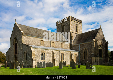 Tipico paese inglese villaggio chiesa normanna della chiesa di Santa Maria,grande Bedwyn,Wiltshire, Inghilterra,Gran Bretagna,UK Foto Stock