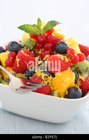 Insalata di frutta con lamponi freschi e mirtilli Foto Stock