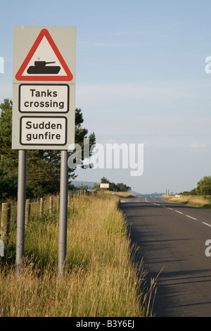 Segnale di avvertimento per serbatoi di incrocio e improvvisa spari sulla strada tra Lulworth e Wareham Dorset Inghilterra Foto Stock