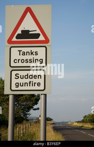 Segnale di avvertimento per serbatoi di incrocio e improvvisa spari sulla strada tra Lulworth e Wareham Dorset Inghilterra Foto Stock