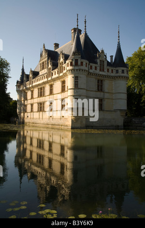 Facciata sud di Chataeu d Azay le Rideau refflected nel fiume Indre nel pomeriggio di sole nella Valle della Loira in Francia Foto Stock