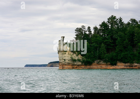 Castello dei minatori e rocce raffigurate sul lago superiore ad alta risoluzione orizzontale Foto Stock