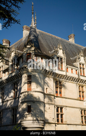 A sud-ovest la torretta del rinascimento chateau d'Azay-le-Rideau nel pomeriggio di sole, Valle della Loira, Francia Foto Stock